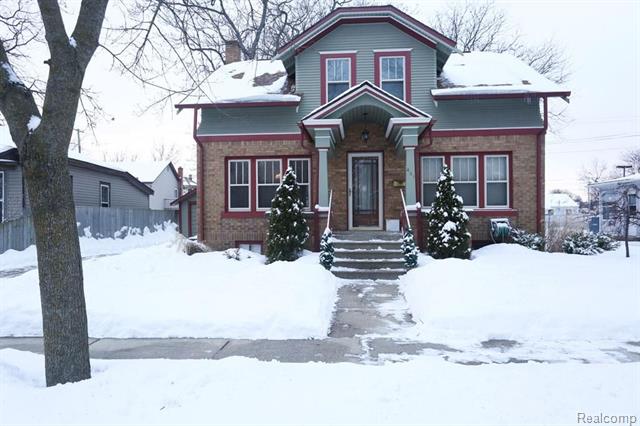 front view picture of 421 E Clinton Street, Howell, MI. 48843