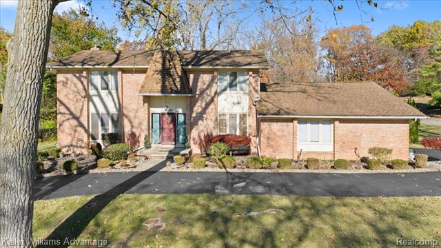 front view picture of 23500 Coventry Woods Ln, Southfield, MI. 48034