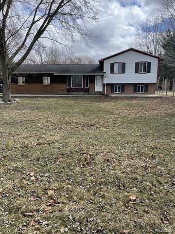 front view picture of 237 W Castle Road, Fostoria, MI. 48435