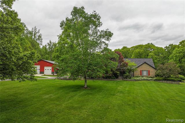 front view picture of 490 Rolling Oaks Drive, Howell, MI. 48843