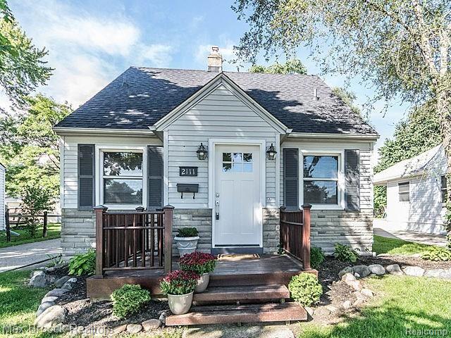 front view picture of 2111 Bacon Ave, Berkley, MI. 48072