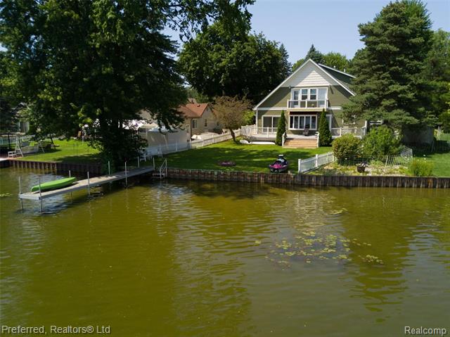 front view picture of 3174 Nisbet Road, Pinckney, MI. 48169