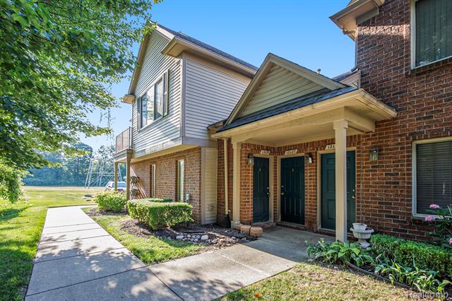front view picture of 12129 Hidden View Ct, Utica, MI. 48315