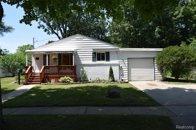 front view picture of 207 Labian Drive, Flushing, MI. 48433