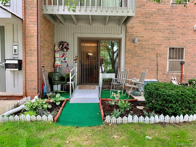 front view picture of 35471 Hickory Woods Drive, Clinton Township, MI. 48035