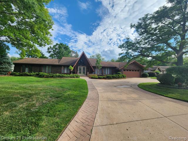 front view picture of 23575 Riverview Dr, Southfield, MI. 48034