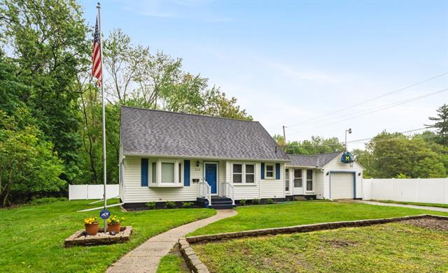 front view picture of 210 E Palmer, Jackson, MI. 49203