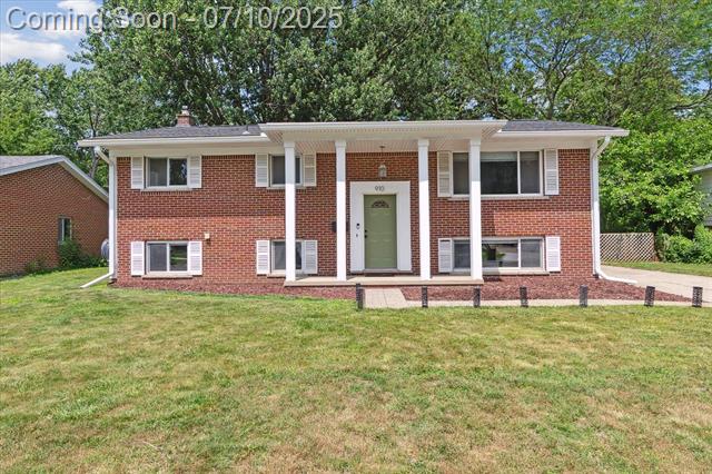 front view picture of 910 Newport Dr, Fenton, MI. 48430
