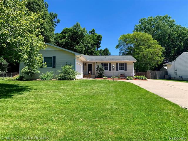 front view picture of 2208 Firwood Drive, Davison, MI. 48423