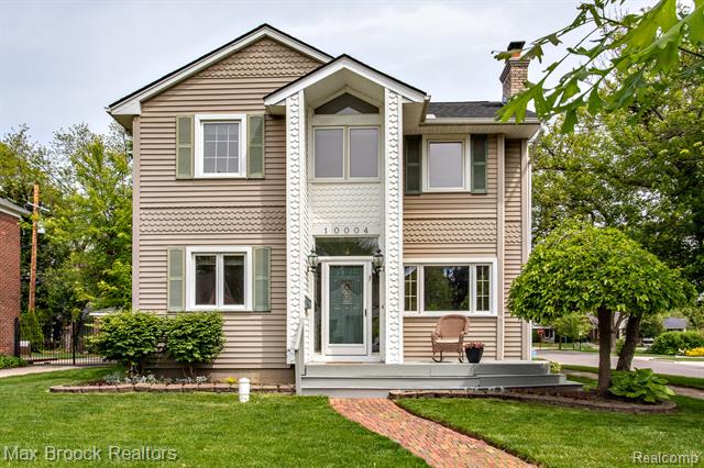 front view picture of 10004 Kingston Ave, Huntington Woods, MI. 48070