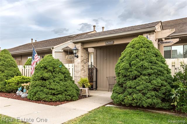 front view picture of 62511 Raleigh Court, South Lyon, MI. 48178