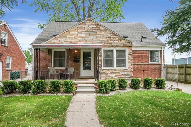 front view picture of 1800 Ellwood Ave, Berkley, MI. 48072