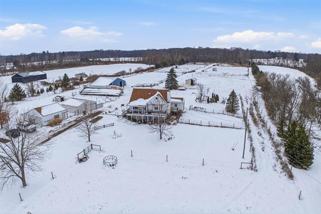 front view picture of 8595 Columbia Highway, Eaton Rapids, MI. 48827