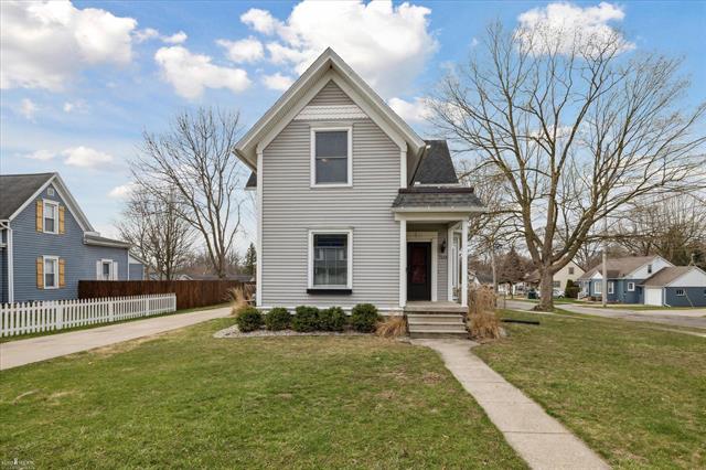 front view picture of 704 E Oliver, Owosso, MI. 48867