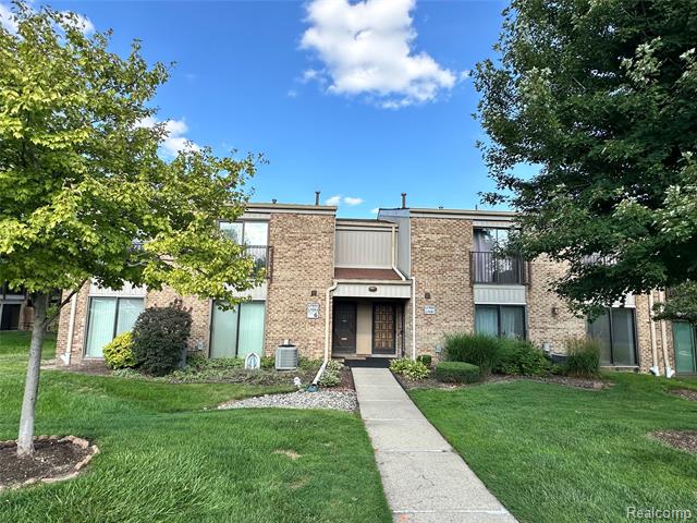 front view picture of 17991 University Park Drive, Livonia, MI. 48152