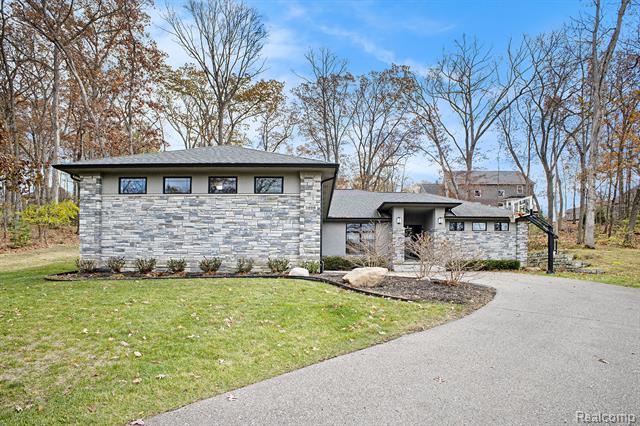 front view picture of 5888 Wyndam Lane, Brighton, MI. 48116