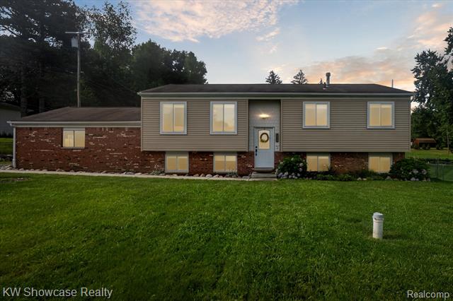 front view picture of 9296 Hilton Road, Brighton, MI. 48114