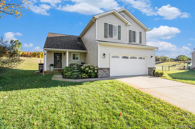 front view picture of 9123 Oneida Way, Pinckney, MI. 48169