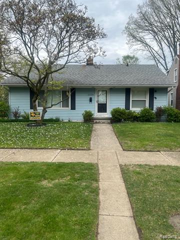 front view picture of 2238 Roslyn, Grosse Pointe, MI. 48236