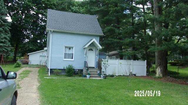 front view picture of 823 21St Street, Jackson, MI. 49203