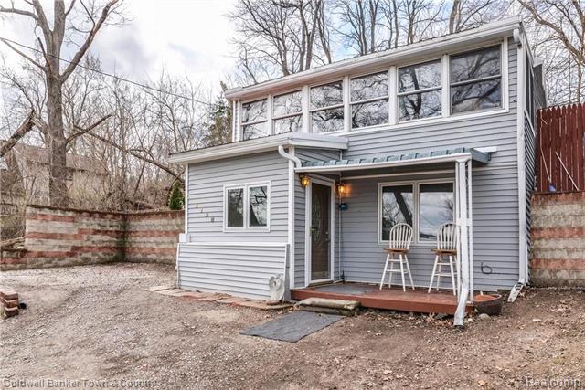 front view picture of 8128 Halfway Drive, Brighton, MI. 48116
