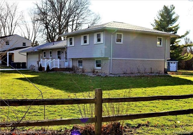 front view picture of 439 Old Bridge Road, Grand Blanc, MI. 48439