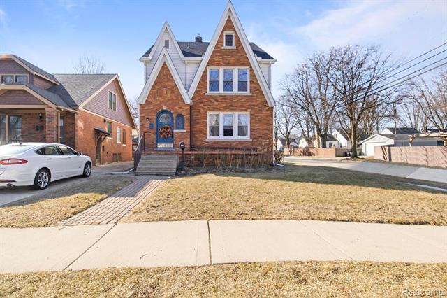 front view picture of 902 E 2Nd St, Royal Oak, MI. 48067