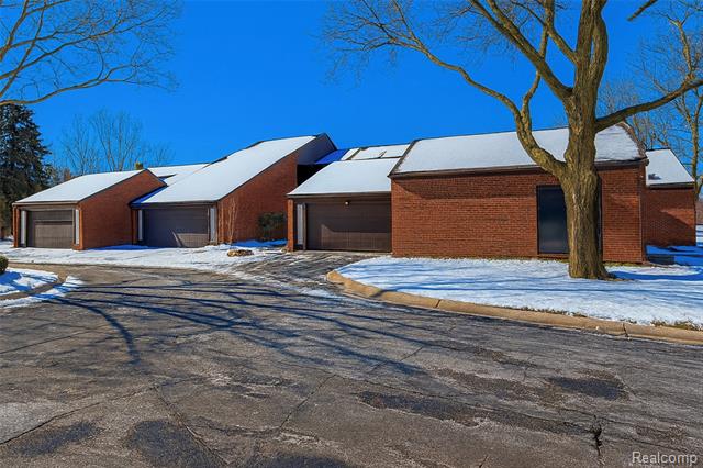front view picture of 3082 Lindenwood Drive, Dearborn, MI. 48120