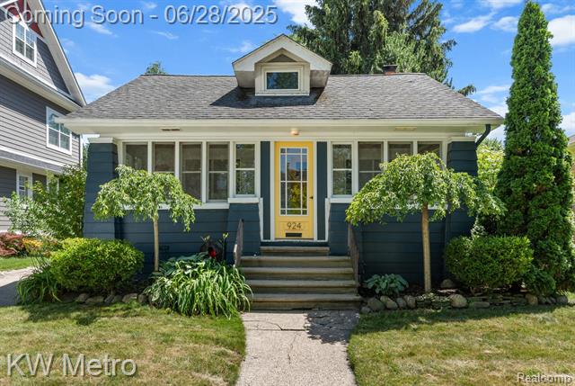 front view picture of 924 E 2Nd St, Royal Oak, MI. 48067