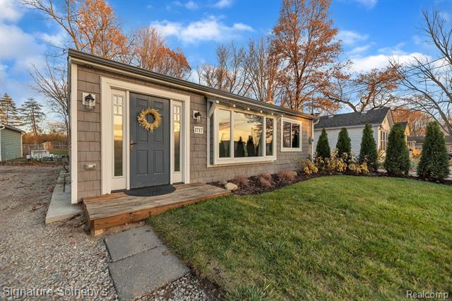 front view picture of 1717 S Hughes Road, Brighton, MI. 48114