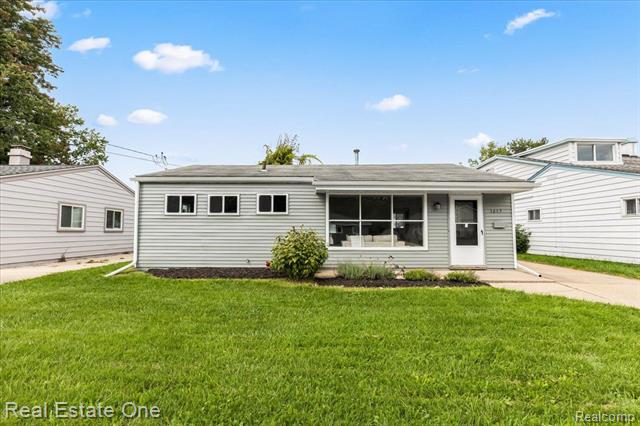 front view picture of 1615 E Greig Ave, Madison Heights, MI. 48071
