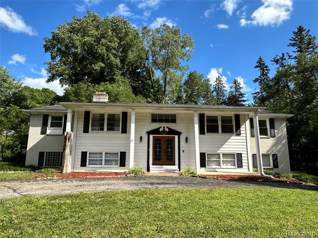 front view picture of 26742 Westmeath St, Farmington, MI. 48334