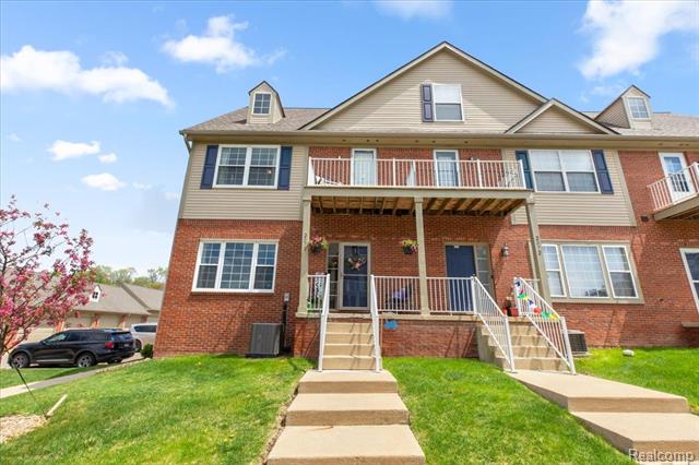 front view picture of 2070 Cloverly Lane, Ann Arbor, MI. 48108