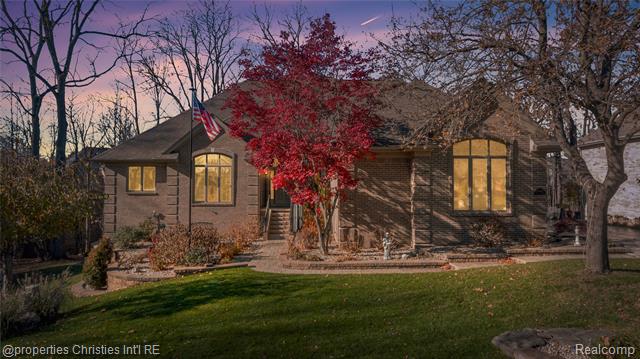 front view picture of 27085 Winchester Ct, Farmington, MI. 48331