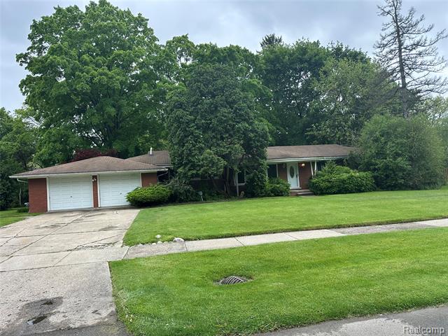 front view picture of 19041 Bungalow Dr, Southfield, MI. 48076