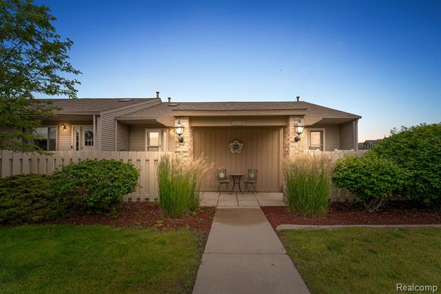 front view picture of 62402 Raleigh Court, South Lyon, MI. 48178