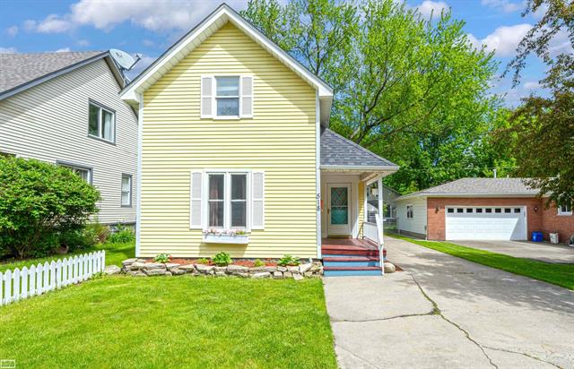 front view picture of 518 S 5Th Street, Saint Clair, MI. 48079