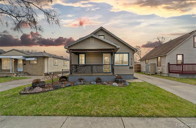 front view picture of 27108 Groveland St, Madison Heights, MI. 48071