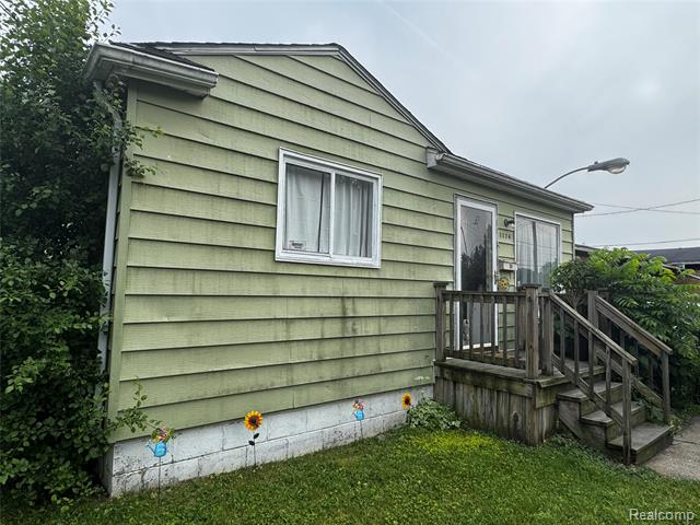 front view picture of 1174 E Holbrook Avenue, Flint, MI. 48505