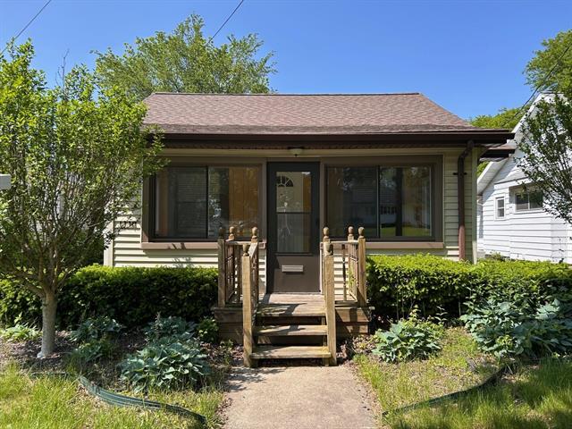 front view picture of 1110 E North St, Jackson, MI. 49202