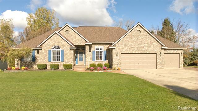 front view picture of 4400 Oak Tree Court, Fenton, MI. 48430