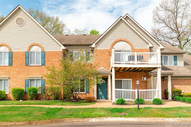front view picture of 404 Marigold Circle, Westland, MI. 48185