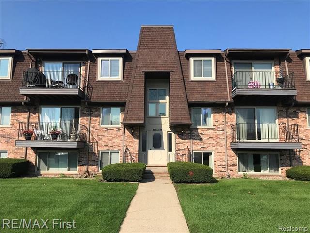 front view picture of 418 Riviera Drive, Saint Clair Shores, MI. 48080