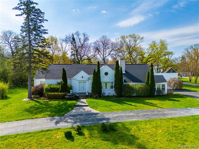 front view picture of 27881 Rackham Dr, Southfield, MI. 48076