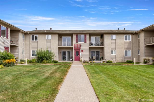 front view picture of 9993 Allen Pointe Drive, Allen Park, MI. 48101