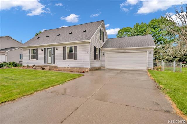 front view picture of 718 Metcalf Drive, Imlay City, MI. 48444