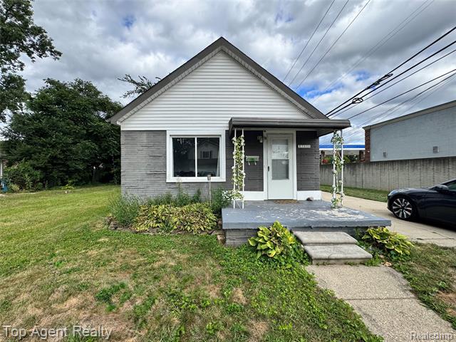front view picture of 27028 Barrington St, Madison Heights, MI. 48071