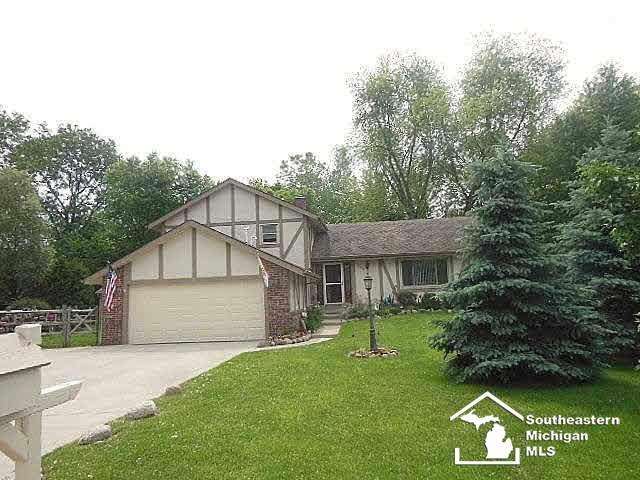 front view picture of 1585 Huntcliffe, Temperance, MI. 48182