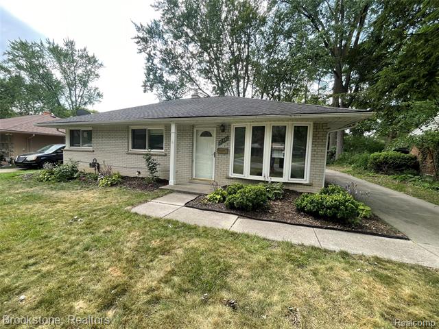 front view picture of 27441 Red Leaf Ln, Southfield, MI. 48076