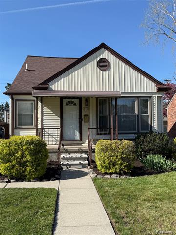 front view picture of 800 Cambridge Rd, Berkley, MI. 48072